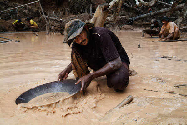 Apui, Bundesstaat  Pará, In der Hoffnung auf ein paar Goldkrümel wird der Schlamm in der Pfanne gewaschen. 