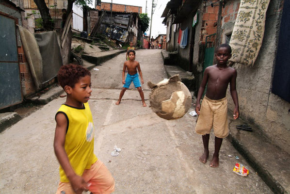 Rio de Janeiro, In den Favelas, den Armenvierteln der Großstädte, gehören die bewaffneten Drogengangs zum Alltag. Aber Fußball wird immer und überall gespielt