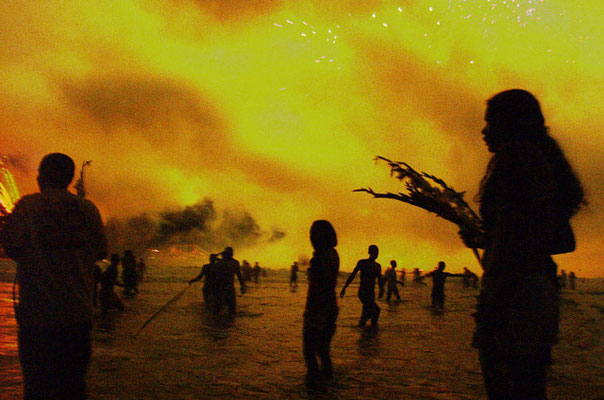 Rio de Janeiro, Während des Silvesterfeuerwerks am Strand von Copacabana werden zu Ehren der Meeresgöttin Yemanjá Blumen ins Meer geworfen.