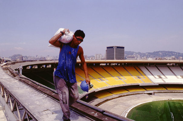 Rio de Janeiro,  Renovierungsarbeiten für die Fussball WM  im legendären Maracanã-Fussballstadium. 