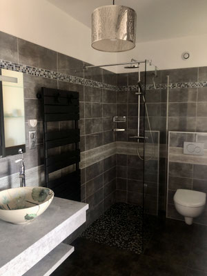 Salle de bain de la chambre d'hôtes Nature avec sa vasque lotus.