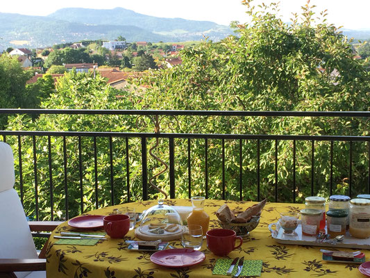 Le petit-déjeuner servi sur la terrasse de La Villa Victoria, chambres d'hôtes en Auvergne