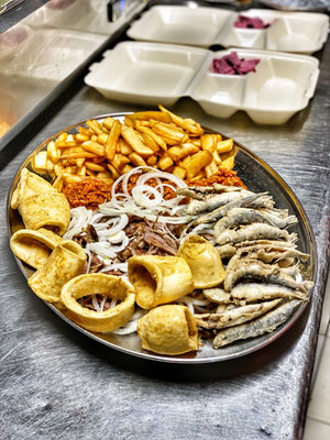 Platte mit Kalmari, Sardinen, Gyros, Reis und Pommes