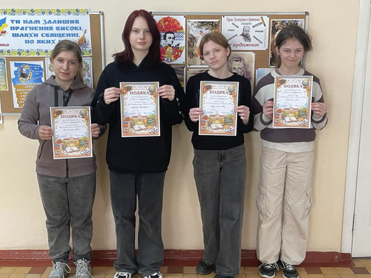 Адміністрація школи оголосила подяки за активну участь у Дні Шкільного Самоврядування ученицям, які взяли на себе непросту вчительську роботу.
