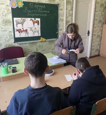 Урок праці, під час якого учні виготовляли баранця з картонного контура та вовняної нитки, став справжнім випробуванням для "вчительки":