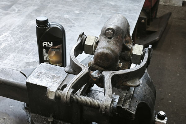 Aufbau Hebelstossdämpfer vorne GAZ M-21 Wolga. Front lever shock absorber assembly for GAZ M-21 Volga. Устройство передних рычажных амортизаторов ГАЗ М-21 Волга.