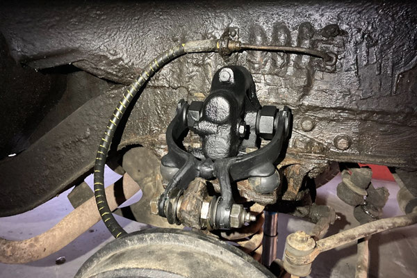 Aufbau Hebelstossdämpfer vorne GAZ M-21 Wolga. Front lever shock absorber assembly for GAZ M-21 Volga. Устройство передних рычажных амортизаторов ГАЗ М-21 Волга.