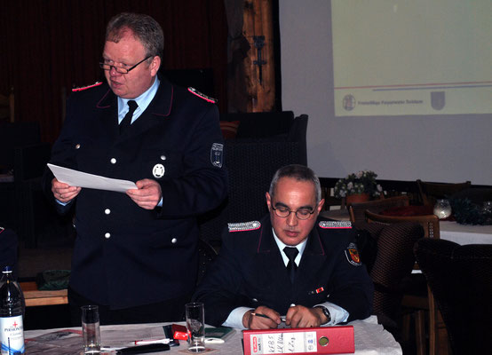 Dirk Wegener (links) hält seinen 25. Kassenbericht. Jürgen Oelkers gibt nach 20 Jahren sein Amt als Sicherheitsbeauftragter ab und erhält als Dank die goldene Ehrennadel der Feuerwehr-Unfallkasse Niedersachsen.