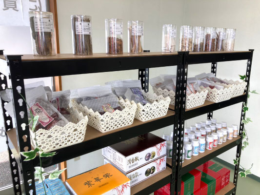 新潟市東区の漢方相談ができる漢方薬局「水の都の漢方薬局」の店内