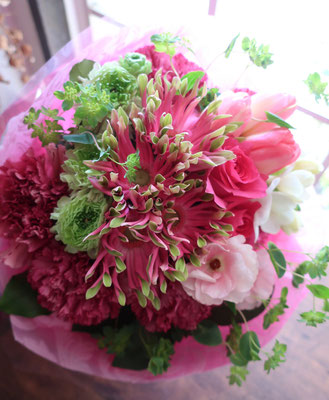 パスタ咲きガーベラを入れたピンクグリーンの花束