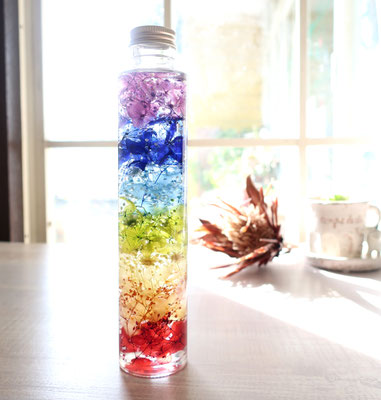 虹蓮華 -にじれんげ-」  高さのあるガラス瓶に虹色の７色グラデーションを表現しました。蓮華の花言葉「心が和らぐ」と合わせました。￥2,780- 【ガラス瓶】直径4.5cm　高さ21.5cm