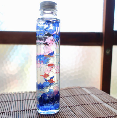 【手のひら水槽：金魚】  ４種類の金魚のシールを使ってハーバリウムで水槽を表現しました。￥2,890‐　【ガラス瓶】直径4.5cm 高さ18cm