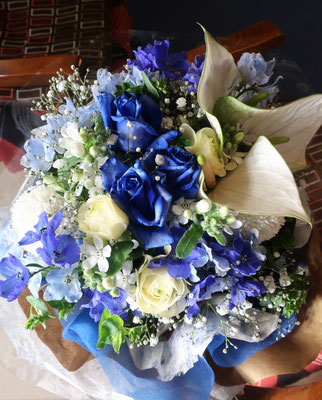 成人式に男性へ贈る　青色のバラを入れたブルーホワイトの花束