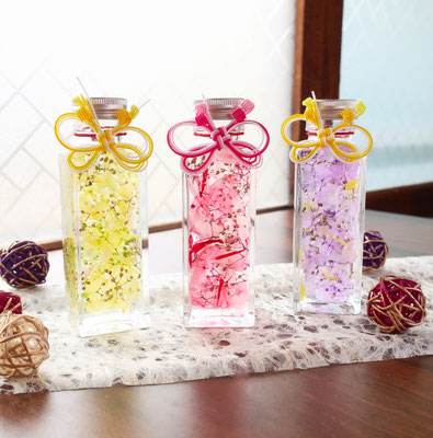 【敬老の日におすすめ】華やぎ蝶々（３カラー）各￥1,820‐　「何度繰り返してもいいお祝い」として熨斗や水引の蝶々結びは、長寿祝いや内祝いにもよく使われます。縁起の良い水引の蝶々飾り付きハーバリウムです。