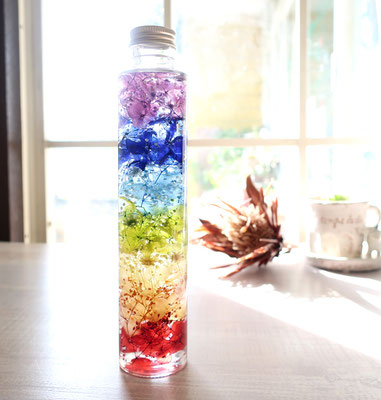 虹蓮華 -にじれんげ-」  高さのあるガラス瓶に虹色の７色グラデーションを表現しました。蓮華の花言葉「心が和らぐ」と合わせました。￥2,700- 【ガラス瓶】直径4.5cm　高さ21.5cm