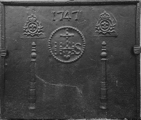  Inv.-Nr. 141   Jesusmonogramm, Kaminplatte 75 x 65 cm, Lothringen, dat. 1747 