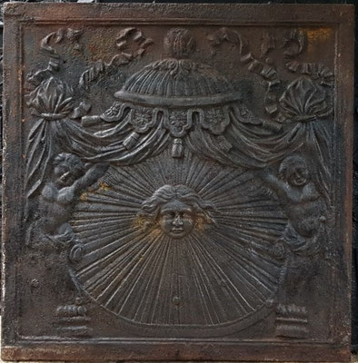 In.-Nr. xxx   Allegorie Sonnenkönig Ludwig XIV.  Kaminplatte 100 x 100 cm, Lothringen, um 1690