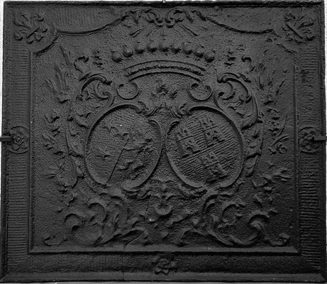  Inv.-Nr. 52   Allianzwappen Abtei Fraulautern - Marie-Therese Freifrau von Saintignon - Namur,  Kaminplatte 79 x 69 cm, Dillingen, um 1735 