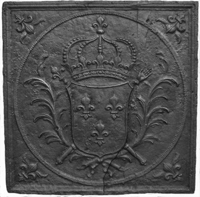 Inv.-Nr. 104   Wappen Frankreich (Ludwig XIV.),  Kaminplatte 80 x 80 cm, Lothringen, um 1690