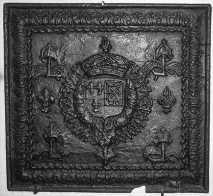  Inv.-Nr. 40   Allianzwappen Frankreich-Navarra (Ludwig XIV.),  Kaminplatte 80 x 75 cm, Lothringen, um 1688