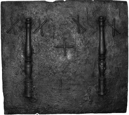  Inv.-Nr. 273   Säulen der Standhaftigkeit, Kaminplatte 104 x 96 cm, Lothringen/Ardennen, 16. Jh. 