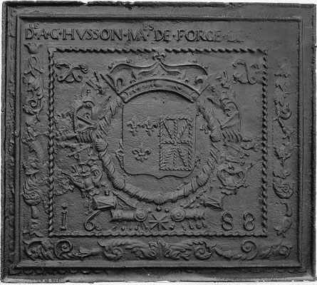  Inv.-Nr. 41   Allianzwappen Frankreich-Navarra (Ludwig XIV.), gegossen anlässlich des Beginns des Pfälzischen Erbfolgekrieges (1688-1697),  Kaminplatte, 97 x 86 cm, Villerupt, dat. 1688