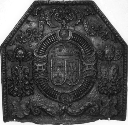  Inv,-Nr. 19   Allianzwappen Frankreich-Navarra (Heinrich IV.),  Kaminplatte 66 x 64 cm, Lothringen, 2. H. 16. Jh.