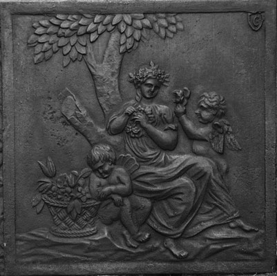 Inv.-Nr. 295  Flora, Kaminplatte 59 x 60 cm, Hayange, 2. H. 18. Jh.