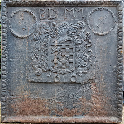 Inv.-Nr. 414   Wappen Le Prévost,  Kaminplatte, XX x XX cm, Cousance,  dat. 1600