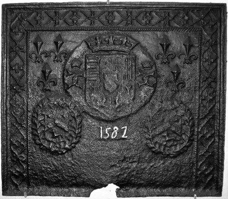  Inv.-Nr. 14   Wappenkomposition Karl III. v. Lothringen-Claudia von Valouis-?,  Kaminplatte 74 x 65 cm, Cousance, dat. 15__? 