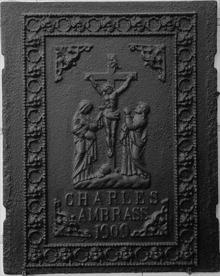 Inv.-Nr. 363   Christus am Kreuz  Ofenplatte 50 x 62 cm, Elsaß, dat. 1909