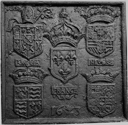  Inv.-Nr. 32   Wappenkomposition anlässlich der Ernennung des François de Lorraine-Guise-Charligny, zum Bischof von Verdun, Kaminplatte,  77 x 75 cm, Lothringen, dat. 1611
