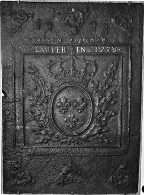  Inv.-Nr. 116   Wappen Frankreich (Ludwig XVI.) Pierre Beltramin (königlicher Gerichtsbeamter und Steuereinnehmer in Saarlouis) - Marie Madeleine Dupreaux,  Kaminplatte 64 x 89 cm, Geislautern, dat. 1777 