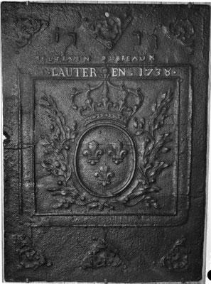  Inv.-Nr. 116   Wappen Frankreich (Ludwig XVI.) Pierre Beltramin (königlicher Gerichtsbeamter und Steuereinnehmer in Saarlouis) - Marie Madeleine Dupreaux,  Kaminplatte 64 x 89 cm, Geislautern, dat. 1777 