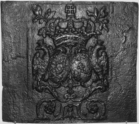   Inv.-Nr. 92   Allianzwappen Lothringen (Lepold I.) - Orleans (Elisabeth-Charlotte von Orleans)  Takenplatte 72 x 65 cm, Neunkirchen(?), um 1700 