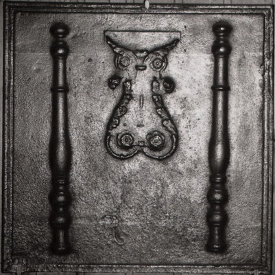  Inv.-Nr. 275   Säulen der Standhaftigkeit, Kaminplatte XX x XX cm, Lothringen, um 1800