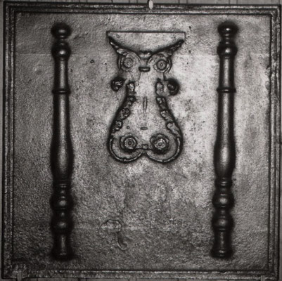  Inv.-Nr. 275   Säulen der Standhaftigkeit, Kaminplatte XX x XX cm, Lothringen, um 1800