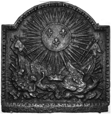  Inv.-Nr. 34   Trophäen Frankreich (Ludwig XIV.), gegossen anlässlich des Sieges über Österreich/Holland im Hülländsichen Krieg (1672-1678), Kaminplatte, 40 x 50 cm, Lothringen, 1672-1678
