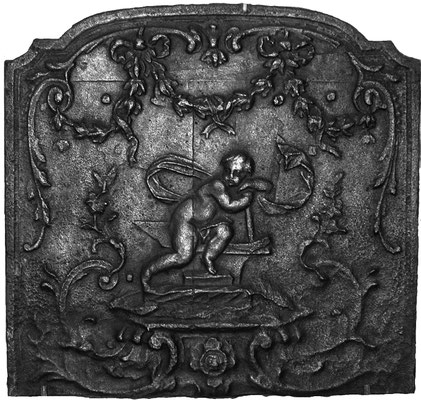 Inv.-Nr. 284   Amor als Schmied,  Kaminplatte 56 x 53 cm, Lothringen, 18. Jh.