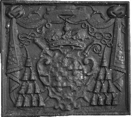  Inv.-Nr. 94   Wappen Claude de Rouvroy de Saint-Simon,  Bischof von Metz, Kaminplatte 60 x 54 cm, Dillingen, um 1740 