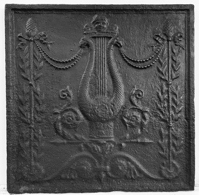 Inv.-Nr. 366   Lyra (Harfe), Kaminplatte 51 x 63 cm, Lothringen, um 1800   