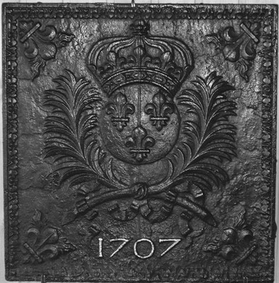  Inv.-Nr. 108   Wappen Frankreich (Ludwig XIV.), Kaminplatte 55 x 57 cm, Lothringen, dat. 1707 