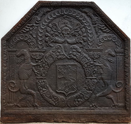 Inv.-Nr. 389   Wappen Henri d´Aussy, Herr von Vronville und Forstmeister von Ba,  Kaminplatte 90 x 85 cm, Cousance,  2. H. 16.Jh.