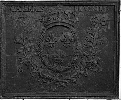  Inv.-Nr. 117   Wappen Frankreich (Ludwig XV.),  Kaminplatte 98 x 80 cm, Lothringen, dat. 1766 
