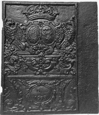 Inv.-Nr, 98   Allianzwappen Lothringen (Lepold I.) - Orleans (Elisabeth-Charlotte von Orleans), Ofenplatte 63 x 80 cm, Gaisberg, dat. 1698