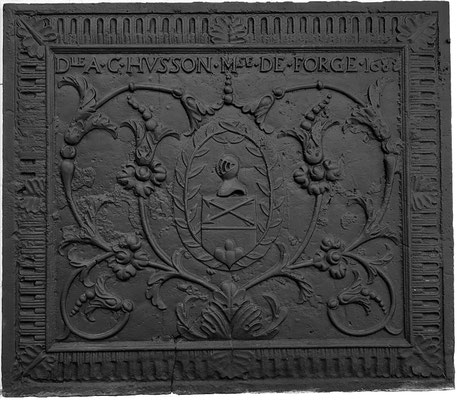  Inv.-Nr. 44   Wappen Husson,  Kaminplatte 108 x 95 cm, Villerupt, dat. 1688