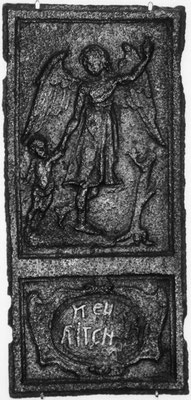  Inv.-Nr. 135   Schutzengel, Ofenplatte 35 x 74 cm, Neunkirchen, um 1700 
