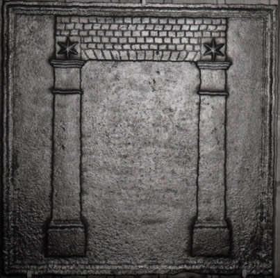  Inv.-Nr. 283   Freimaurersymbol  Kaminplatte, xx x xx cm Lothringen, um 1800 