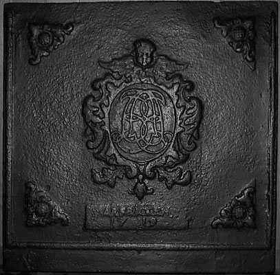  Inv.-Nr. 58   Monogramm Caspar Becker, Besitzer des "Gruwe Hauses" in Dittweiler,  Kaminplatte 78 x 77 cm, Neunkirchen, dat. 1719 