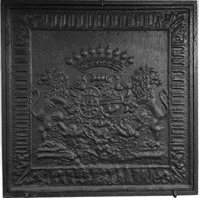 Inv.-Nr. 25   Hochzeitswappen Baron und Graf von Echenay Charles-Herve de Rarécourt - Jeanne Jeoffroy, Kaminplatte 87 x 87 cm, Villerupt, 1699 